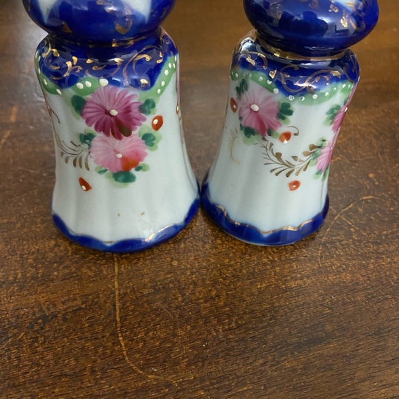 Speciality dish and salt and pepper shakers - Picture 2 of 5